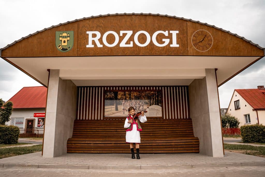 Ludzie zatrzymują się tu, żeby zrobić zdjęcia. - Przystanki autobusowe zamieniły się w galerię sztuki