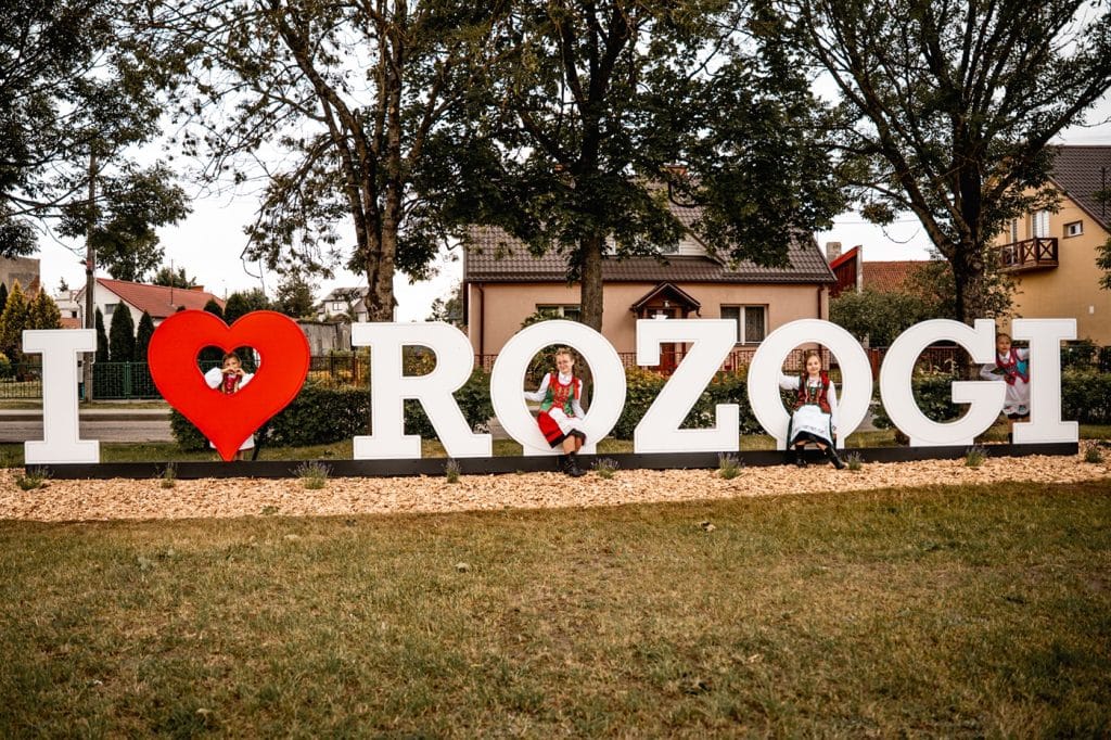 Ludzie zatrzymują się tu, żeby zrobić zdjęcia. - Przystanki autobusowe zamieniły się w galerię sztuki