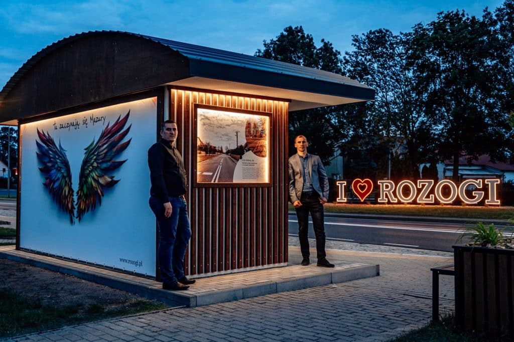 Ludzie zatrzymują się tu, żeby zrobić zdjęcia. - Przystanki autobusowe zamieniły się w galerię sztuki