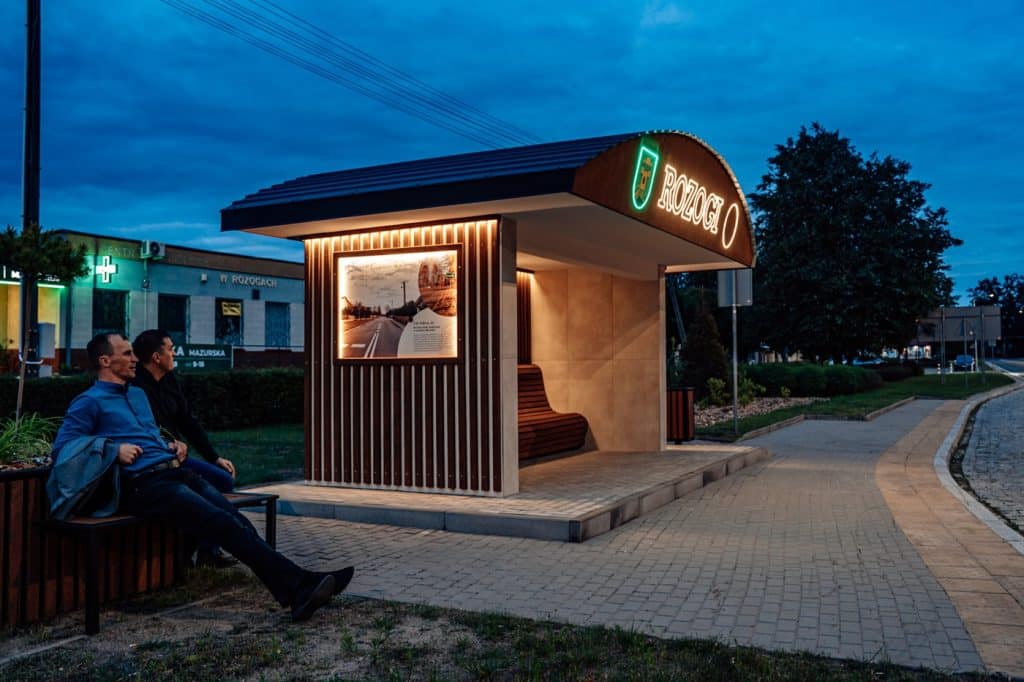 Ludzie zatrzymują się tu, żeby zrobić zdjęcia. - Przystanki autobusowe zamieniły się w galerię sztuki