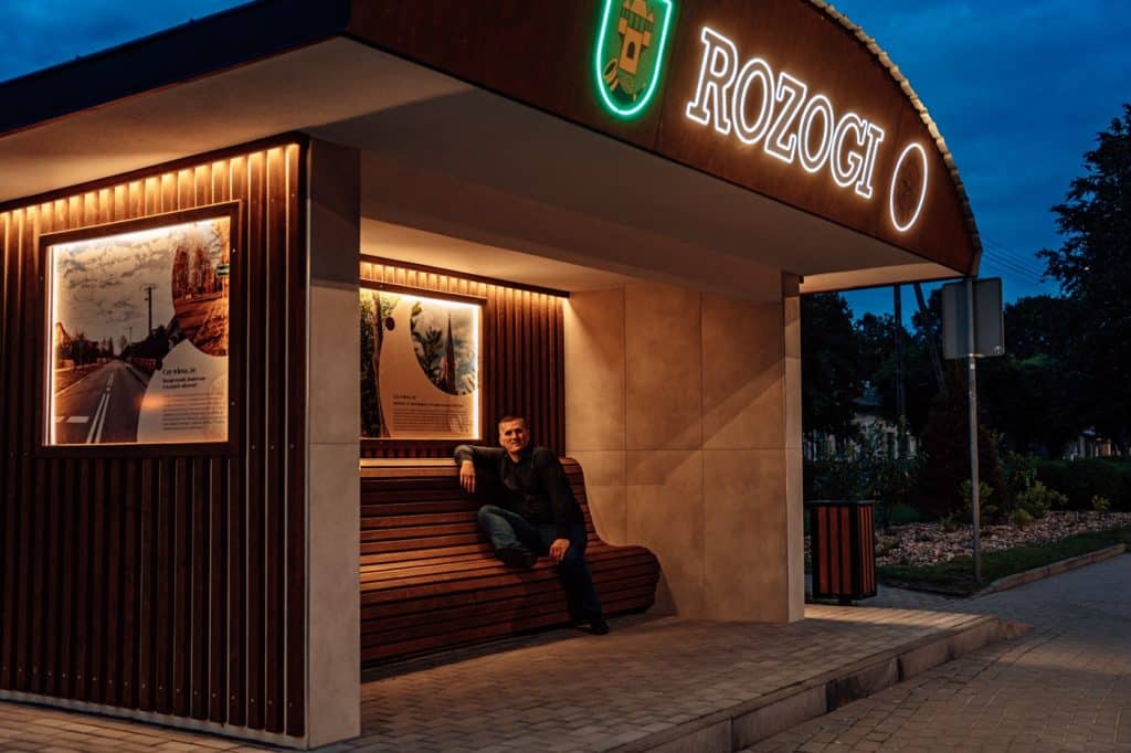 Ludzie zatrzymują się tu, żeby zrobić zdjęcia. - Przystanki autobusowe zamieniły się w galerię sztuki