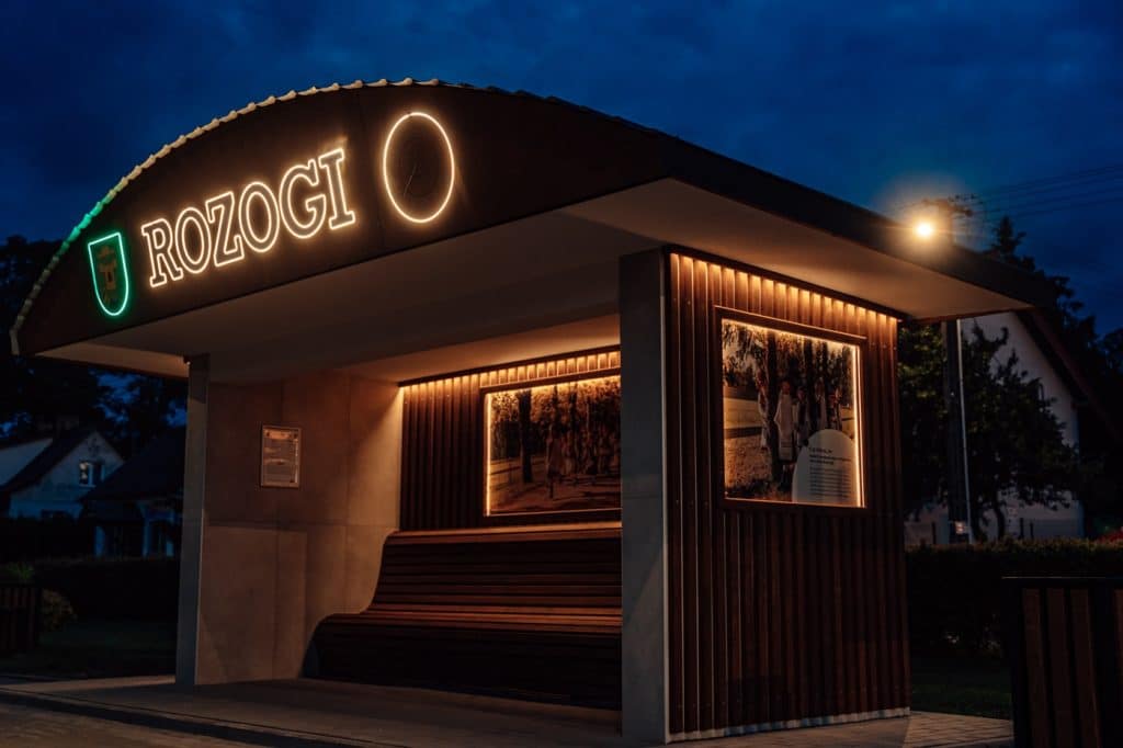 Ludzie zatrzymują się tu, żeby zrobić zdjęcia. - Przystanki autobusowe zamieniły się w galerię sztuki