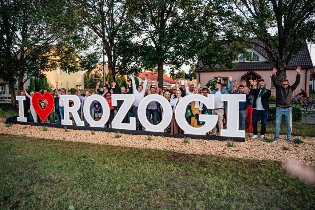 Ludzie zatrzymują się tu, żeby zrobić zdjęcia. - Przystanki autobusowe zamieniły się w galerię sztuki