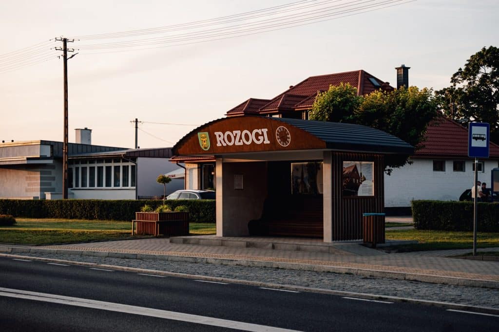 Ludzie zatrzymują się tu, żeby zrobić zdjęcia. - Przystanki autobusowe zamieniły się w galerię sztuki
