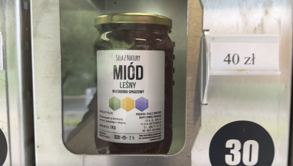 Prosto z pasieki, bez kolejki. - Zaskakujący pomysł z Warmii: miodomat dostępny całą dobę!