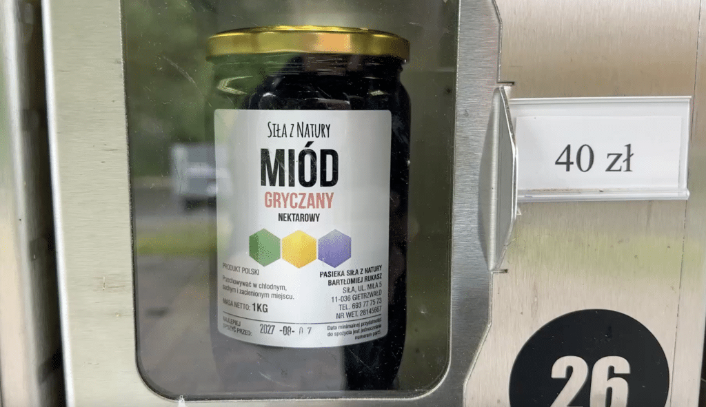 Prosto z pasieki, bez kolejki. - Zaskakujący pomysł z Warmii: miodomat dostępny całą dobę!