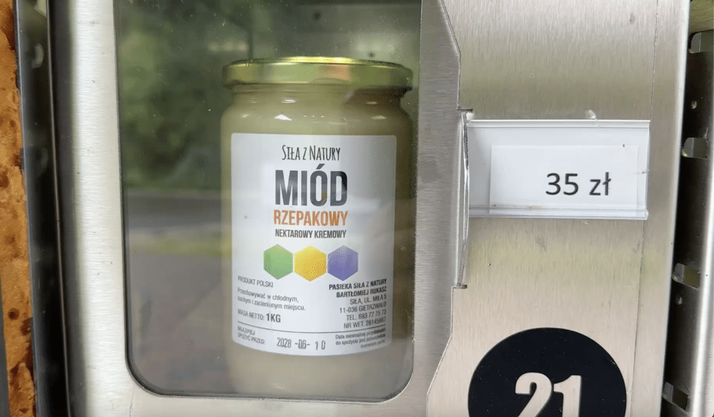 Prosto z pasieki, bez kolejki. - Zaskakujący pomysł z Warmii: miodomat dostępny całą dobę!
