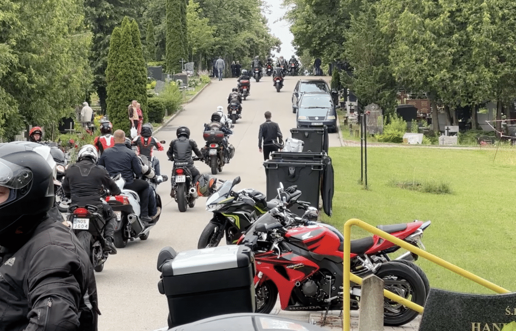 Setki osób pożegnały Tomasza D. - Motocyklista zginął ratując dwa życia