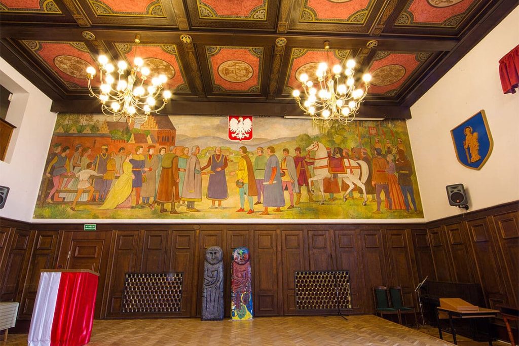 Czy to dobry pomysł? - W zabytkowej sali Urzędu Miasta Olsztyna była dyskoteka. Miasto przyznaje „ratusz przetrwał”