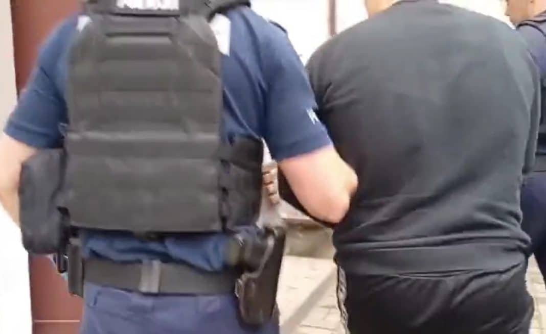 kadr z filmu z aresztowania