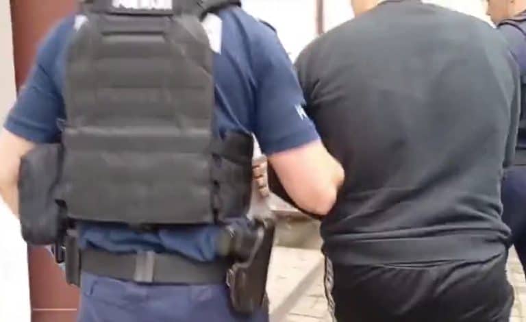 kadr z filmu z aresztowania