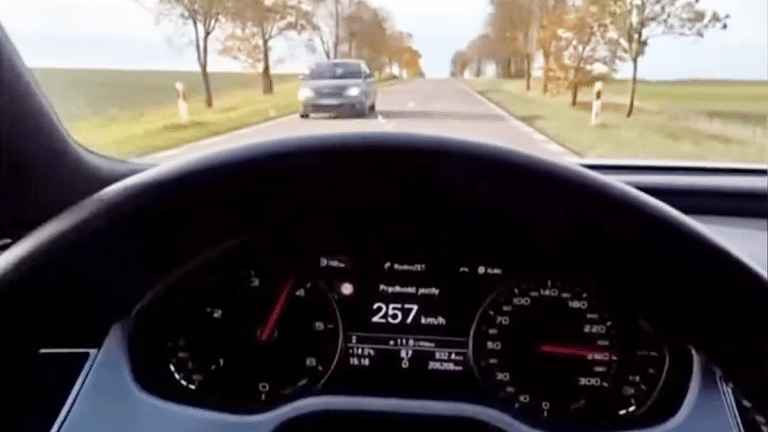 jechał prawie 260 km/h. Wideo znalazło się w sieci.