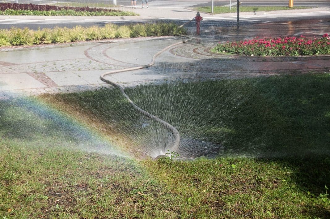 kurtyny i zdroje wodne podczas upału
