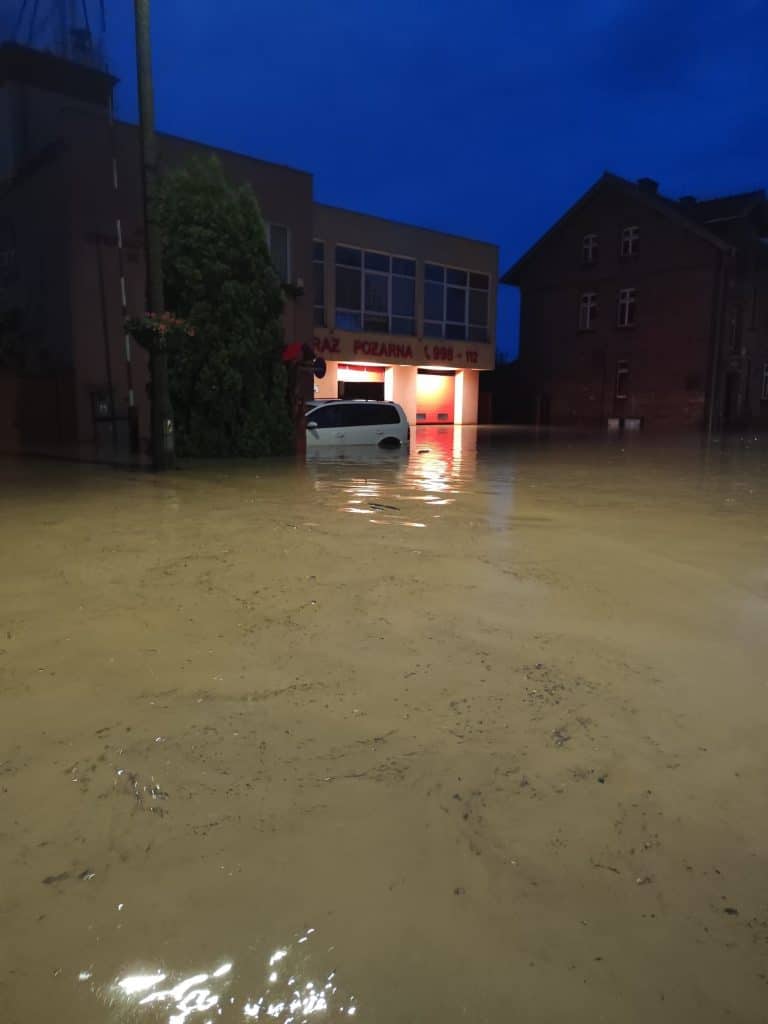 Woda sięgała półtora metra! Ulice zamieniły się w rwące potoki. Skala zniszczeń ogromna. - Tolkmicko zalane przez powódź błyskawiczną