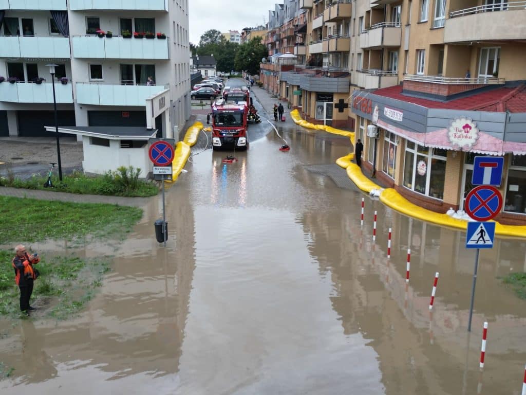 Woda sięgała półtora metra! Ulice zamieniły się w rwące potoki. Skala zniszczeń ogromna. - Tolkmicko zalane przez powódź błyskawiczną