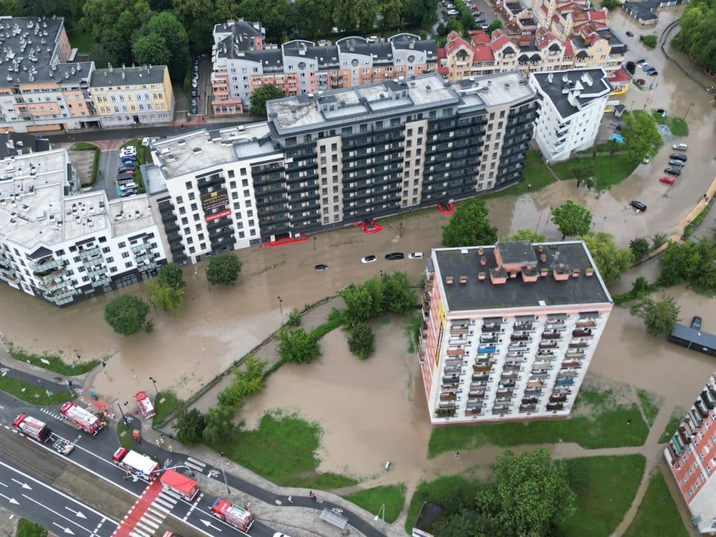 Woda sięgała półtora metra! Ulice zamieniły się w rwące potoki. Skala zniszczeń ogromna. - Tolkmicko zalane przez powódź błyskawiczną