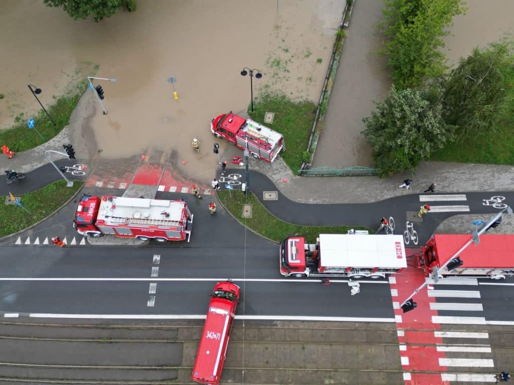 Woda sięgała półtora metra! Ulice zamieniły się w rwące potoki. Skala zniszczeń ogromna. - Tolkmicko zalane przez powódź błyskawiczną