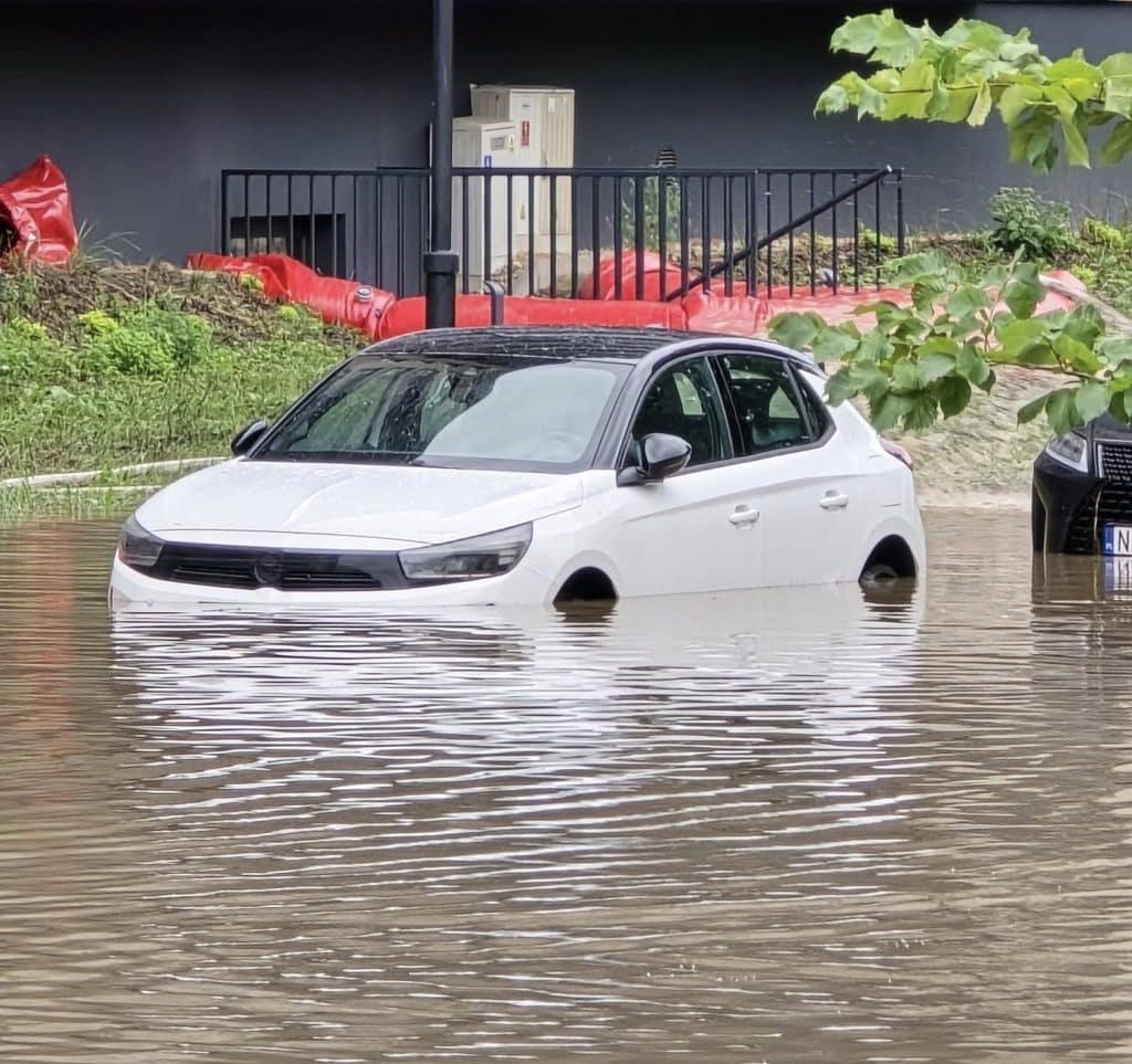 Woda sięgała półtora metra! Ulice zamieniły się w rwące potoki. Skala zniszczeń ogromna. - Tolkmicko zalane przez powódź błyskawiczną