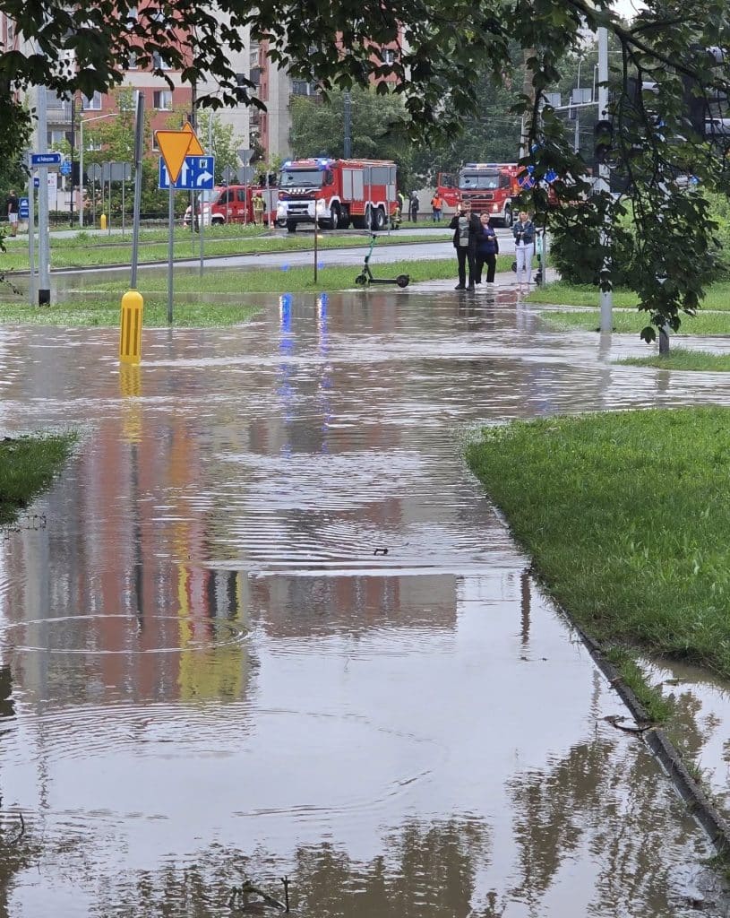 Woda sięgała półtora metra! Ulice zamieniły się w rwące potoki. Skala zniszczeń ogromna. - Tolkmicko zalane przez powódź błyskawiczną