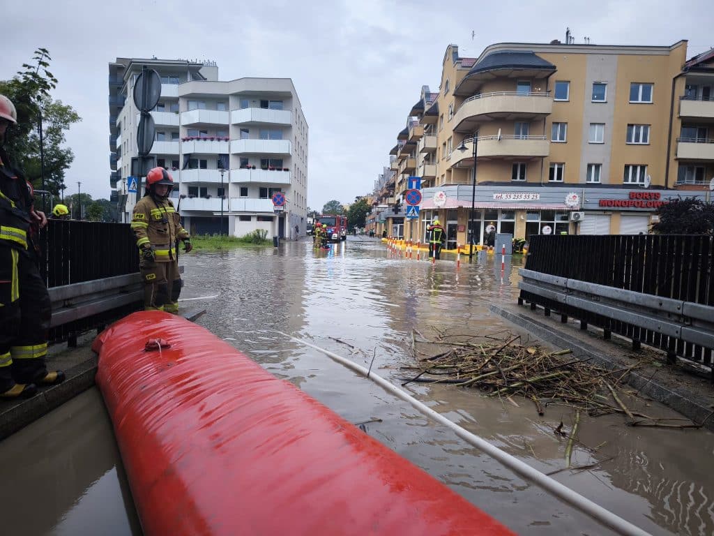 Woda sięgała półtora metra! Ulice zamieniły się w rwące potoki. Skala zniszczeń ogromna. - Tolkmicko zalane przez powódź błyskawiczną