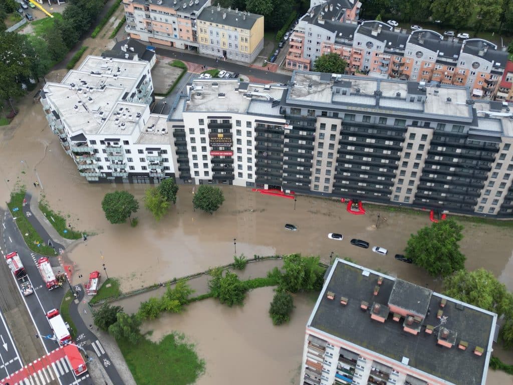 Woda sięgała półtora metra! Ulice zamieniły się w rwące potoki. Skala zniszczeń ogromna. - Tolkmicko zalane przez powódź błyskawiczną