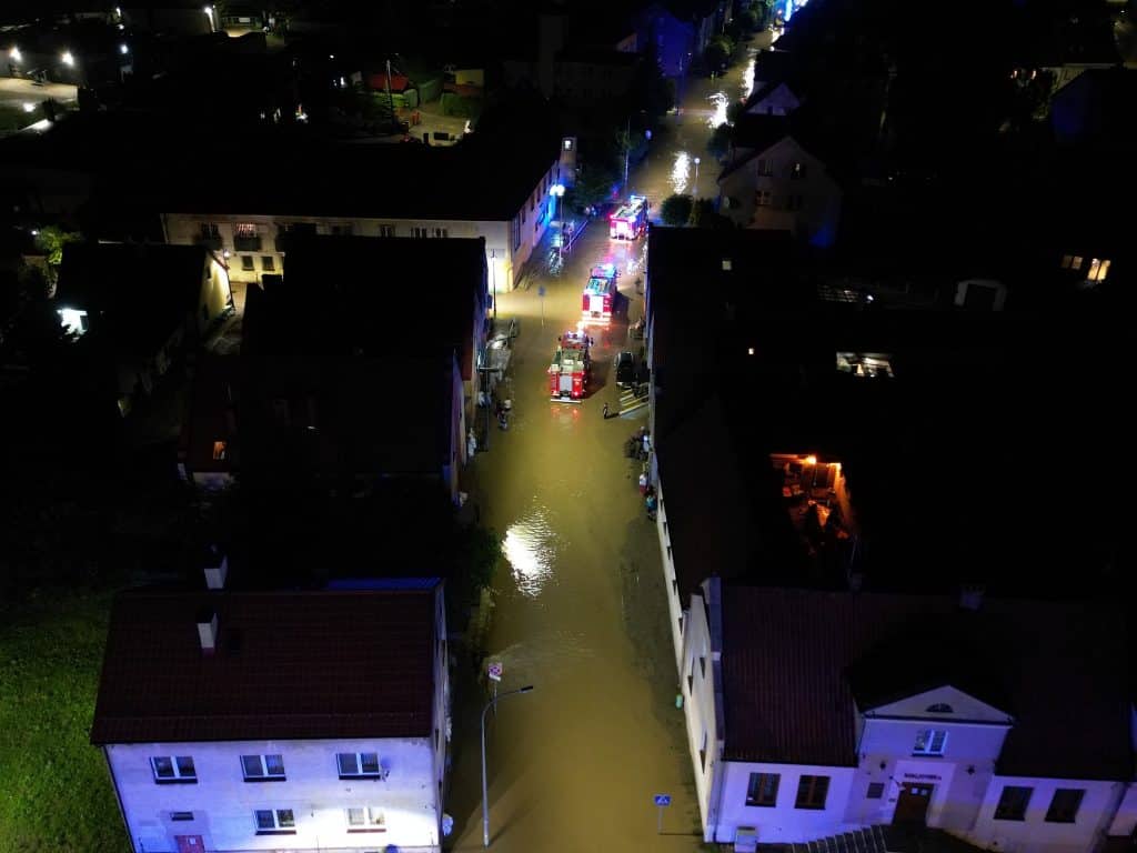 Woda sięgała półtora metra! Ulice zamieniły się w rwące potoki. Skala zniszczeń ogromna. - Tolkmicko zalane przez powódź błyskawiczną