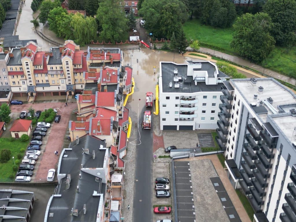 Woda sięgała półtora metra! Ulice zamieniły się w rwące potoki. Skala zniszczeń ogromna. - Tolkmicko zalane przez powódź błyskawiczną