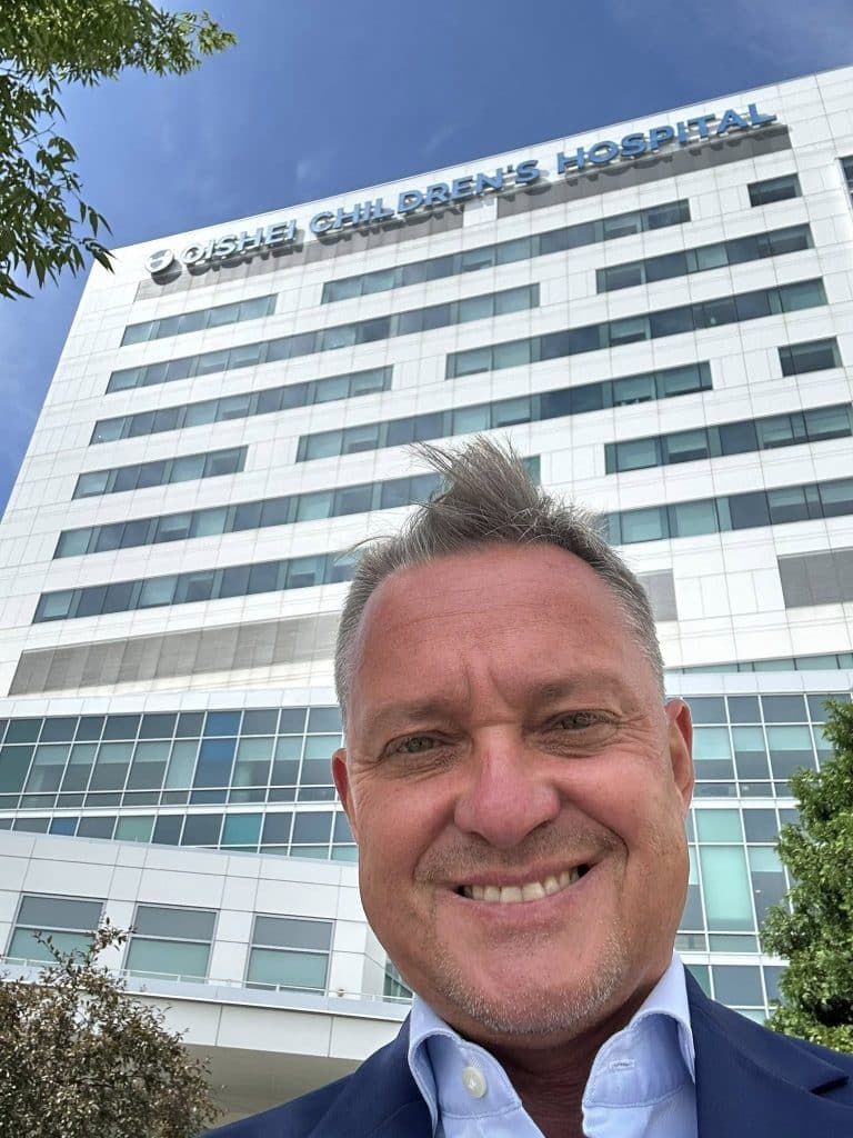 Lekarz z Olsztyna bierze udział w operacjach w jednej z najnowocześniejszych klinik w USA. - Chirurg z Olsztyna szkoli się w prestiżowej klinice w USA