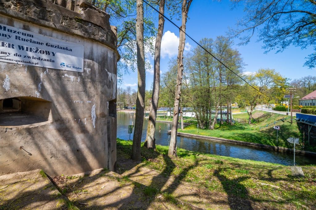 Jedyny taki obiekt na Mazurach. Wieża karabinów po renowacji zaprasza zwiedzających. - Tajemnicza wieża karabinów otwarta po latach! Zabytek, który pamięta czasy wojen