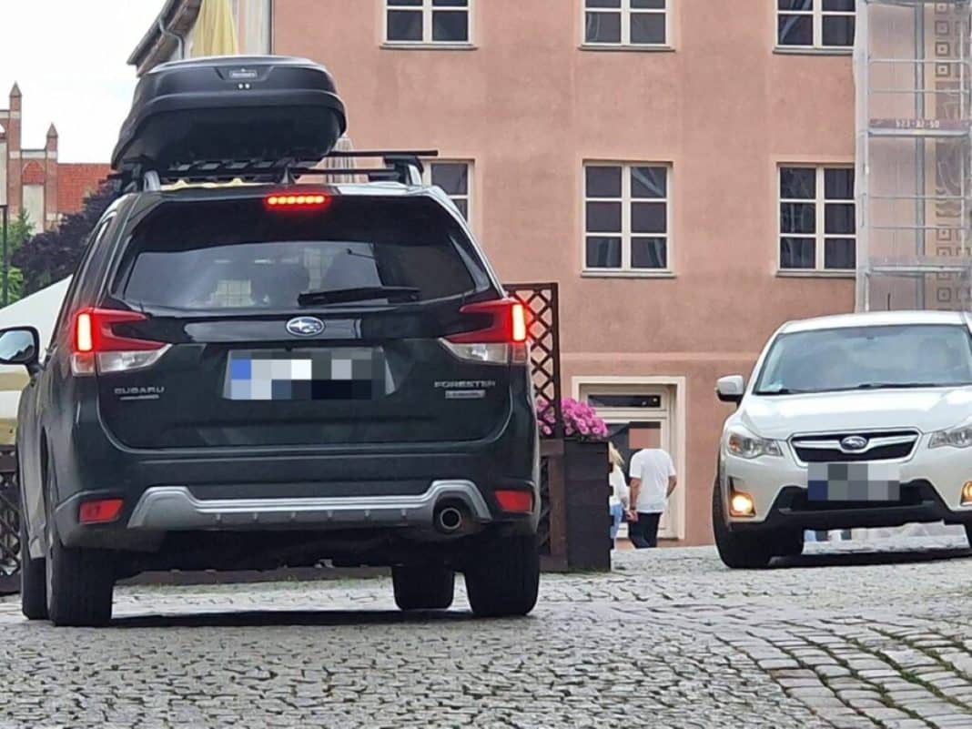 samochody na starówce w Olsztynie