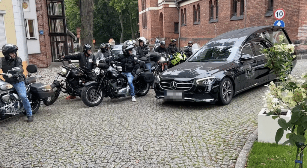Setki osób pożegnały Tomasza D. - Motocyklista zginął ratując dwa życia