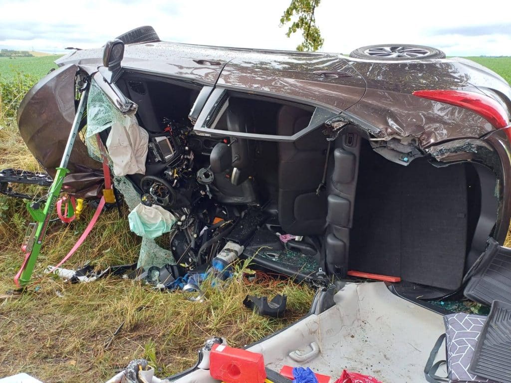 Auto roztrzaskało się o drzewo, kierująca zginęła na miejscu. - Zderzenie z drzewem rozerwało samochód. Kobieta nie przeżyła