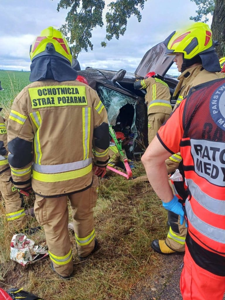 Auto roztrzaskało się o drzewo, kierująca zginęła na miejscu. - Zderzenie z drzewem rozerwało samochód. Kobieta nie przeżyła
