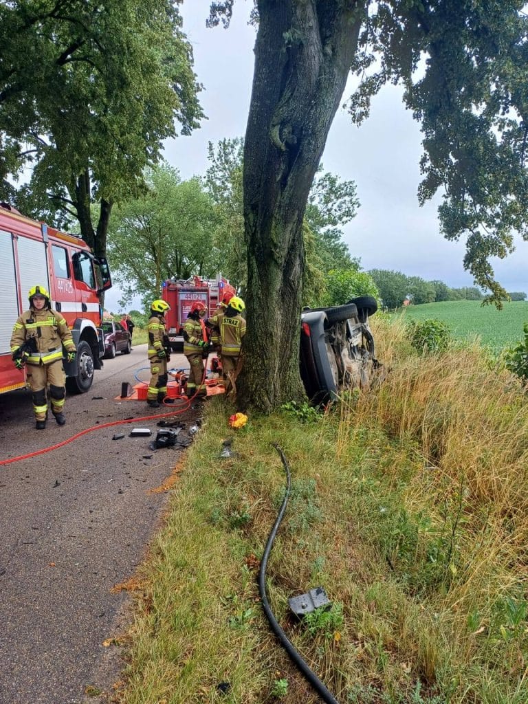 Auto roztrzaskało się o drzewo, kierująca zginęła na miejscu. - Zderzenie z drzewem rozerwało samochód. Kobieta nie przeżyła