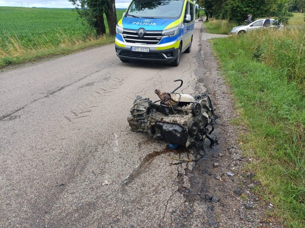 Auto roztrzaskało się o drzewo, kierująca zginęła na miejscu. - Zderzenie z drzewem rozerwało samochód. Kobieta nie przeżyła