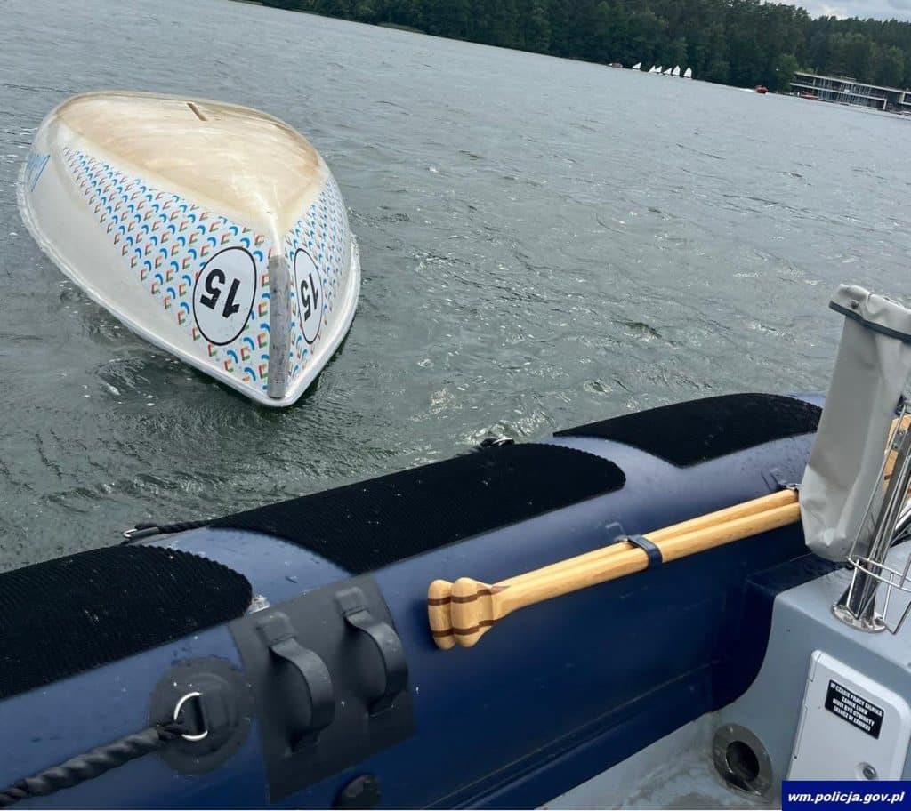 W taką pogodę żeglarze testowali granice rozsądku? - Akcja ratunkowa na jeziorze Ukiel - dwaj mężczyźni wypłynęli mimo fatalnej pogody