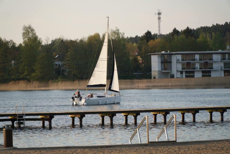 żagl&oacute;wka na jeziorze