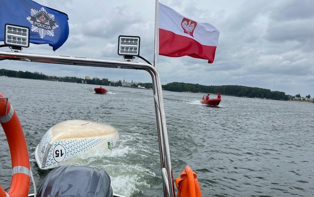 wywrócona łódka na jeziorze Ukiel