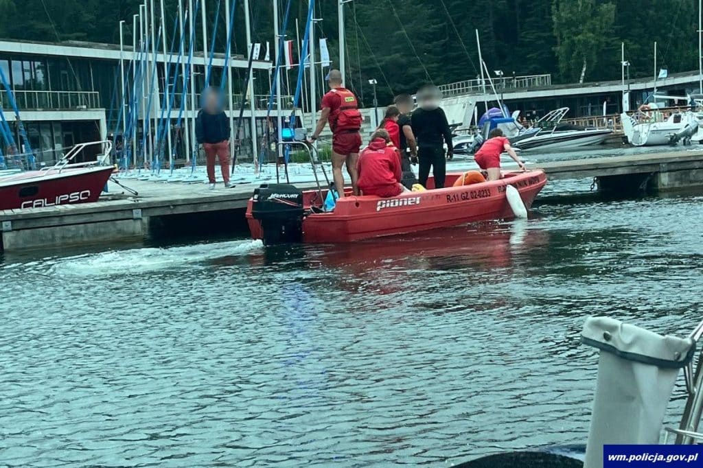 W taką pogodę żeglarze testowali granice rozsądku? - Akcja ratunkowa na jeziorze Ukiel - dwaj mężczyźni wypłynęli mimo fatalnej pogody