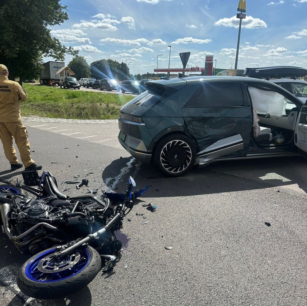 Motocyklista nie miał gdzie uciec. - Zderzenie osobówki z motocyklem na S7. Kierowca jednośladu trafił do szpitala