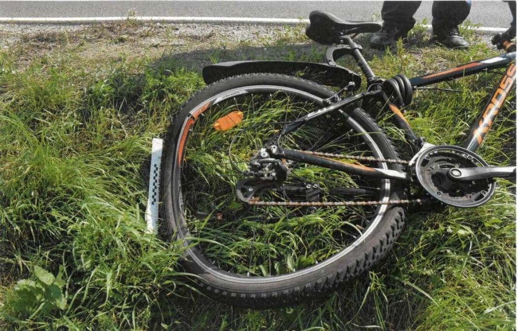 potrącenie rowerzysty na trasie pisz-orzysz. rower po wypadku