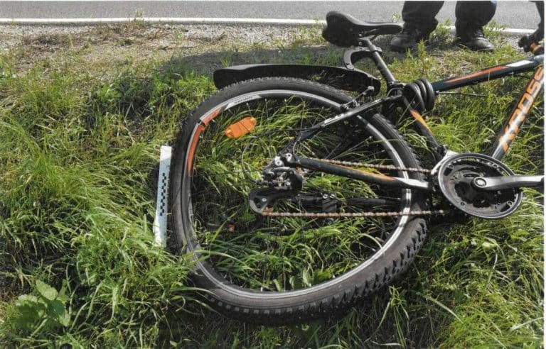 potrącenie rowerzysty na trasie pisz-orzysz. rower po wypadku