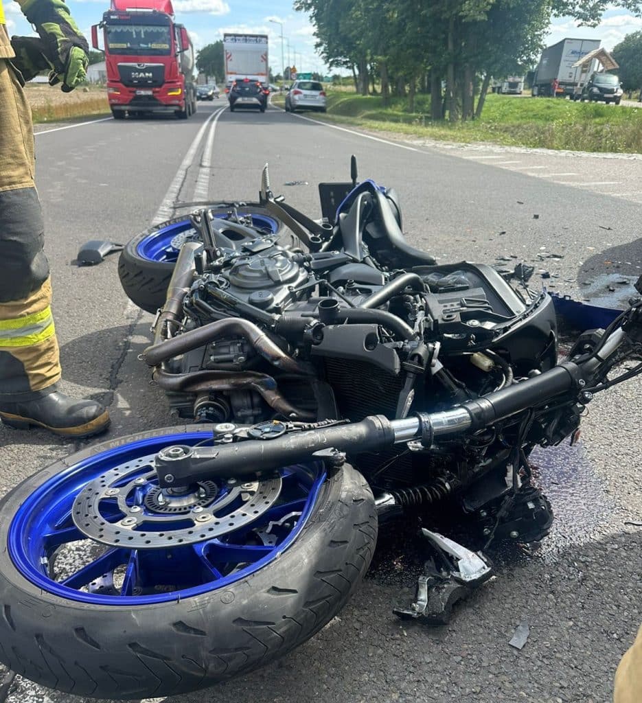 Motocyklista nie miał gdzie uciec. - Zderzenie osobówki z motocyklem na S7. Kierowca jednośladu trafił do szpitala
