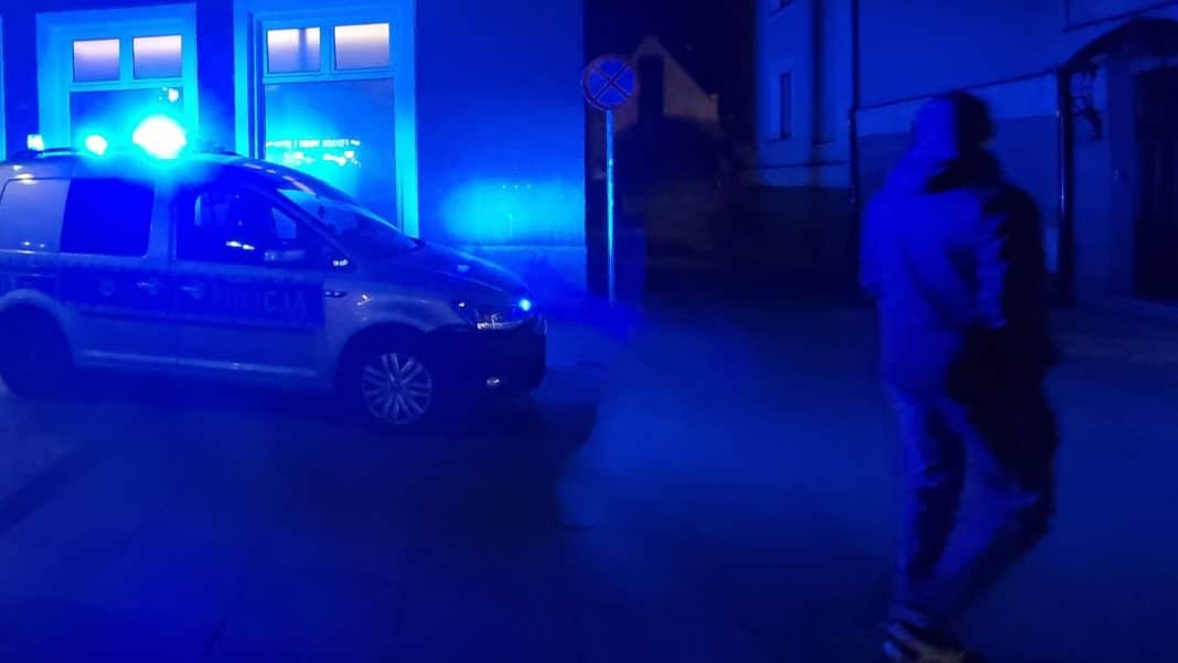 Nocny atak ostrym narzędziem na Starym Mieście.