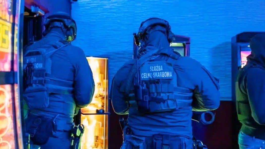 funkcjonariusze KAS przy automatach do gier hazadrowych