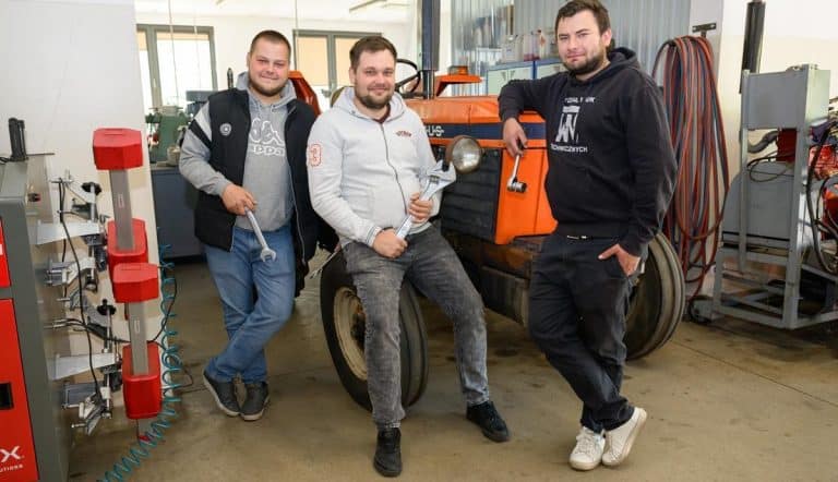 studenci UWM naprawili ciągnik Ursus