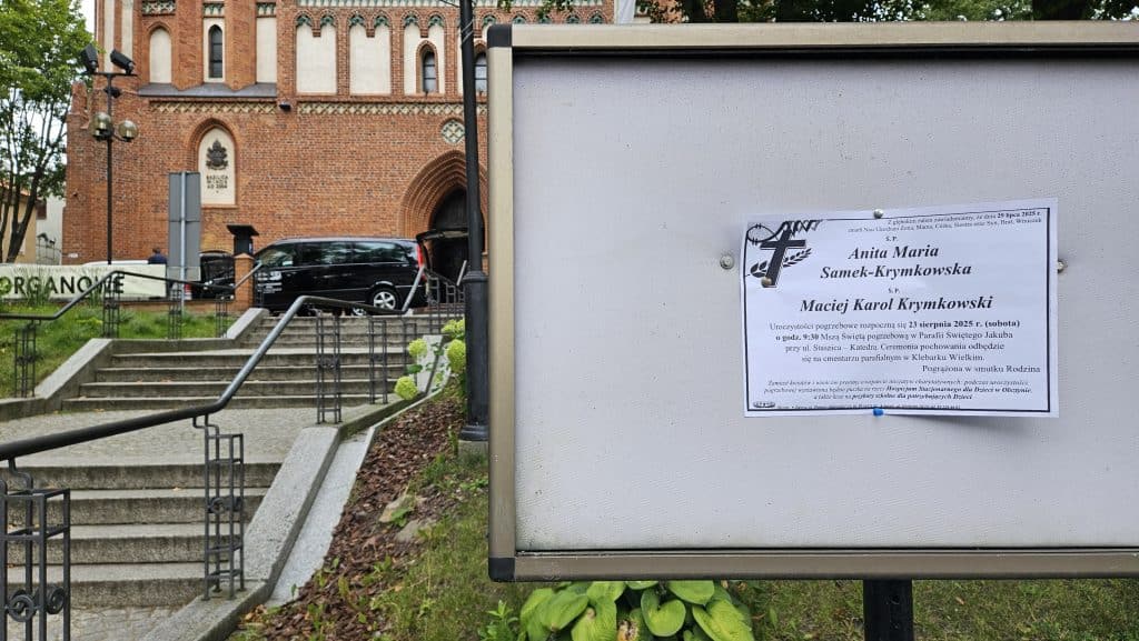 Rodzina i mieszkańcy Olsztyna pożegnali ofiary tragedii w Egipcie. - Doktor Anita i jej 7-letni syn Maciej spoczęli we wspólnym grobie. Pogrzeb ofiar wypadku w Egipcie