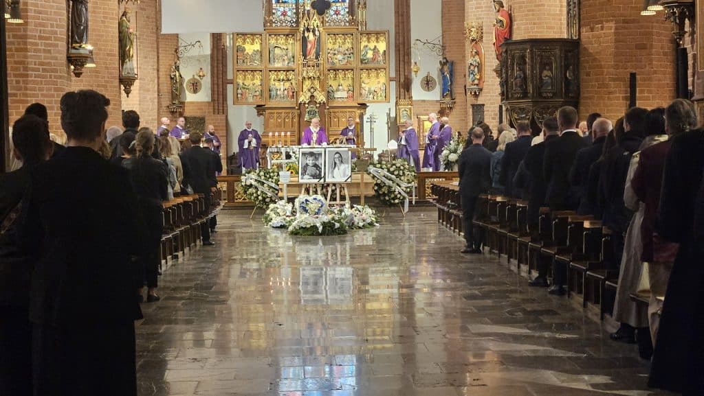 Rodzina i mieszkańcy Olsztyna pożegnali ofiary tragedii w Egipcie. - Doktor Anita i jej 7-letni syn Maciej spoczęli we wspólnym grobie. Pogrzeb ofiar wypadku w Egipcie