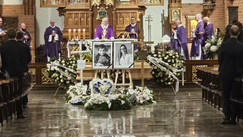 Rodzina i mieszkańcy Olsztyna pożegnali ofiary tragedii w Egipcie. - Doktor Anita i jej 7-letni syn Maciej spoczęli we wspólnym grobie. Pogrzeb ofiar wypadku w Egipcie