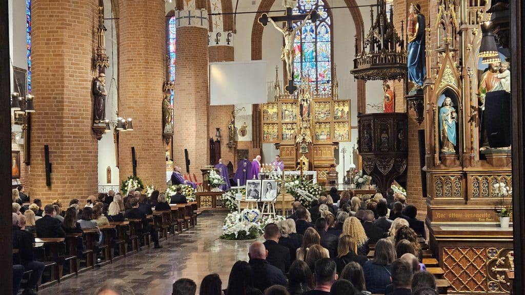 Rodzina i mieszkańcy Olsztyna pożegnali ofiary tragedii w Egipcie. - Doktor Anita i jej 7-letni syn Maciej spoczęli we wspólnym grobie. Pogrzeb ofiar wypadku w Egipcie